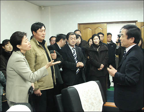  학부모들이 교육장(오른쪽)에게 임시이사 파견결정을 미루는 이유를 묻고 있다.